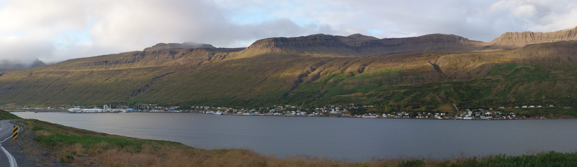 Eskifjörður: byggðin við fjörðinn undir fjallinu.